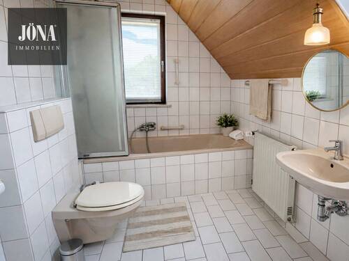 Bad mit Badwanne Obergeschoss - 