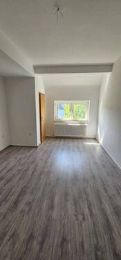 Wohnzimmer - Tolle 2-Zimmer-Wohnung mit Balkon und Tageslichtbad!