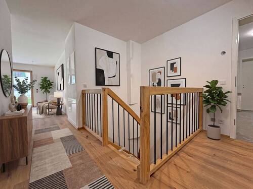 Eingangsbereich mit Treppe ins UG - 