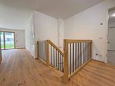Eingangsbereich mit Treppe ins UG - 
