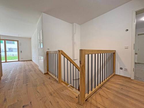 Eingangsbereich mit Treppe ins UG - 