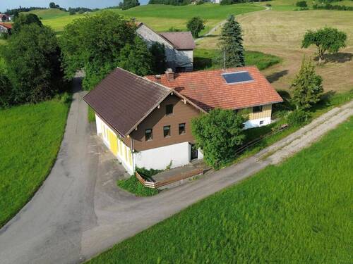 Drohnenaufnahme - Freistehendes Zweifamilienhaus mit vielseitigen Nutzungsmöglichkeiten bei Weiler-Simmerberg