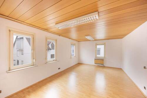 Wohnzimmer - Mehrfamilienhaus, Wohnhaus mit 134,00 m&sup2; in Kirchheim unter Teck zum Kaufen