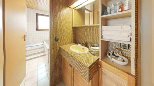 1. OG_Flur mit Waschbecken - 