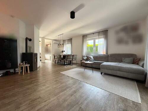 Wohn- und Essbereich mit Blick zur Küche - 7 Zimmer Mehrfamilienhaus, Wohnhaus in Paderborn