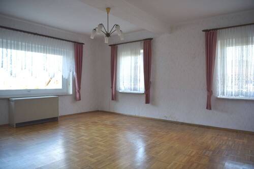 Wohnzimmer - 5 Zimmer Einfamilienhaus in Laubach