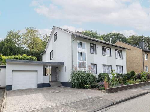 Vorderansicht - Seltene Gelegenheit in Bad Iburg - Zweifamilienhaus mit großem Garten & Blick ins Grüne