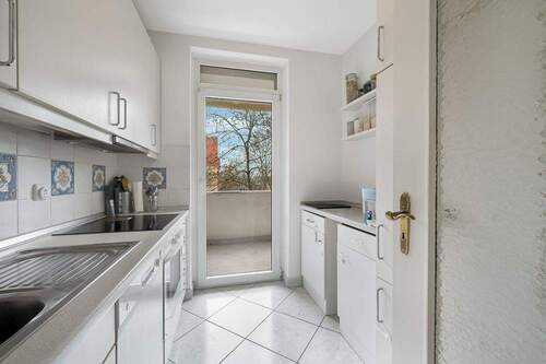Küche mit Zugang zum Balkon - 