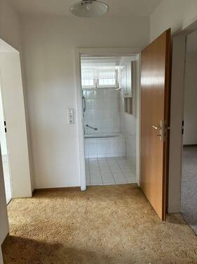 Flur mit Blick ins Badezimmer - 