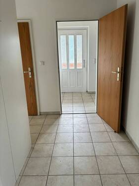 Flur mit Blick zur Haustüre - 