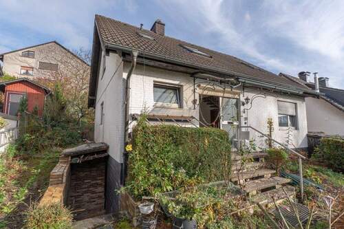 Frontansicht - Freistehendes Einfamilienhaus mit ca. 128 m², 5 Zimmer, 2 Bädern, Hobbyraum und 2 PKW- Stellplätzen