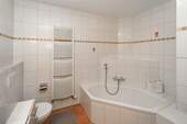 Bad inkl. Dusche und Badewanne - 