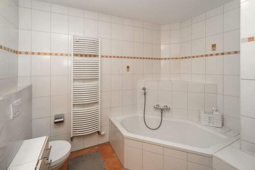 Bad inkl. Dusche und Badewanne - 
