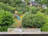 Blick in den Garten vom Balkon oben - 