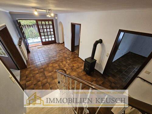 Eingangsflur mit Ofen - DHH gefühlt wie EFH in Uesen mit viel Platz, zentrale und ruhige Lage, Garten vorne & hinten, Garage