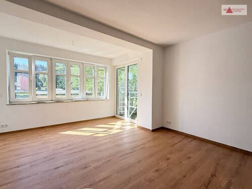 Wohnzimmer mit Zugang Garten - Hochwertige 3-Zimmerwohnung in Burkhardtsdorf