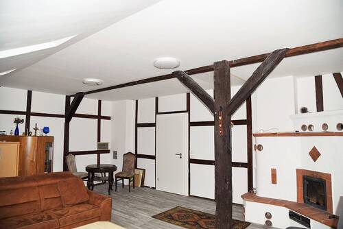 Wohnzimmer mit Kamin - Großzügige, möblierte Wohnung in Porta Westfalica, Barkhausen