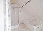 Badezimmer im Dachgeschoss - 