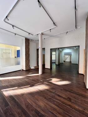 IMG_6268 - Ladenfläche in der Graßengießerstraße mit großer Fensterfront