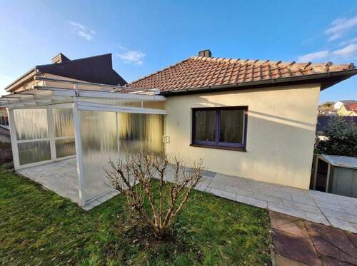 Ansicht vorne von rechts Stirnseite, #161045 - 5 Zimmer Einfamilienhaus in Würzburg