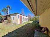 Rückseite der Garage und des Carports mit altem Außenbad - 