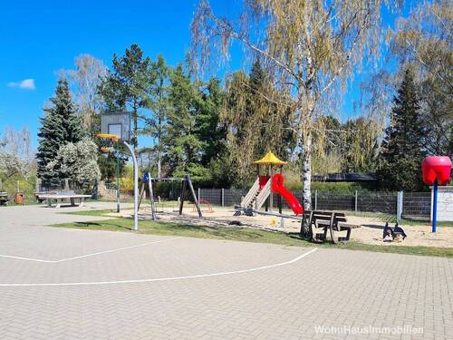 Spielplatz in ca. 350 m Entfernung - 