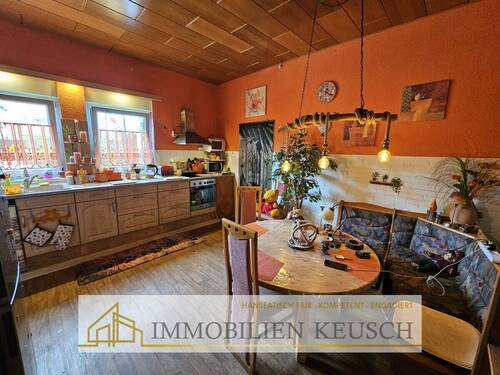 große Küche EG - 2 Fam.-Haus in zentraler Lage, großes grünes Grundstück mit Garage + Stellplätze - 2 Eingänge