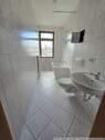 Bad mit Wanne und Fenster - 