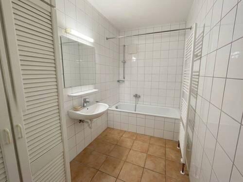 Badezimmer - Etagenwohnung mit 79,00 m&sup2; in Karlsruhe / Daxlanden zur Miete