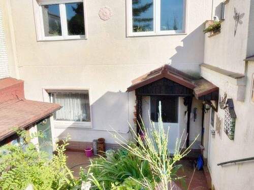 Terrasse, Schuppen und Eingang von Hinten ins Kell - 
