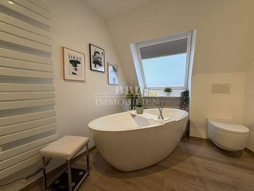 ...und freistehender Badewanne - 