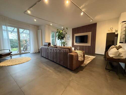 Offenes, lichtdurchflutetes Wohnzimmer - 