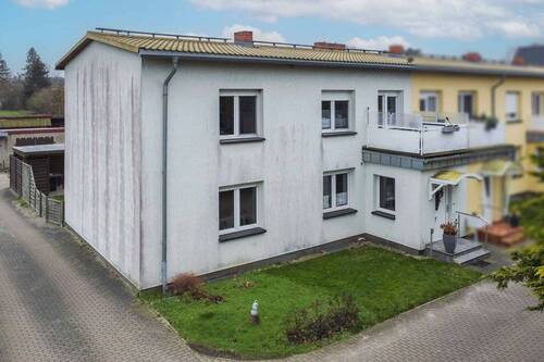 Außenansicht - Flexibles Wohnen & Vermieten: 6-Zimmer-Reihenendhaus mit zwei Wohneinheiten nahe Güstrow