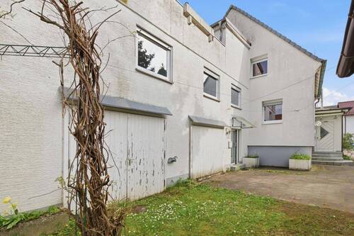 Seitenansicht und Garagen - 