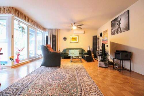 Wohnzimmer mit Terrasse - Traumwohnung: 132qm, 4 Zimmer, Garage mit Wallbox, naturnah, großer Terrasse in Kassel-Nordshausen