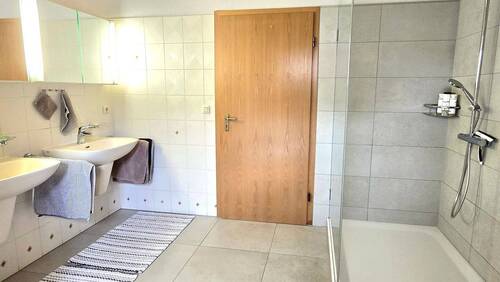 14_Bad OG_mit Fußbodenheizung.jpg - 