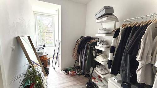 Helle Ankleide mit Balkonblick - 