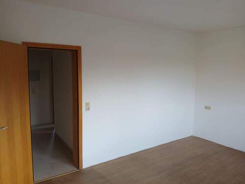 Leeres Zimmer mit Tür - 
