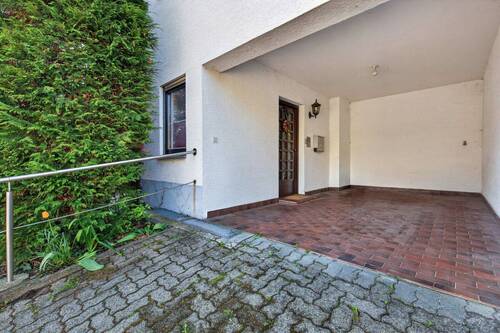 Eingangsbereich + Stellplatz - 