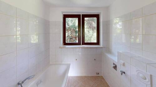 Bad mit Wanne - 2 Zimmer Etagenwohnung in Chemnitz