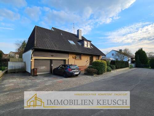 Vorderansicht mit Doppelgarage - 