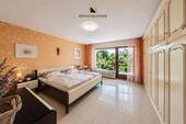 Großzügiges Schlafzimmer mit Terrassenzugang - 