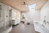 Weiteres großzügiges Tageslichtbad mit Dusche und Badewanne - 