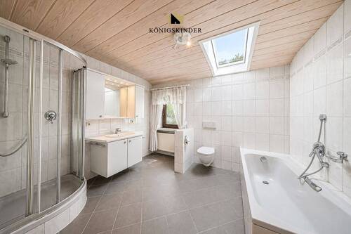 Weiteres großzügiges Tageslichtbad mit Dusche und Badewanne - 