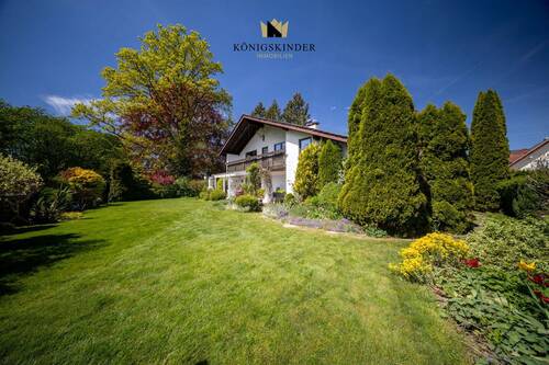 Aussenansicht mit traumhaft angelegtem Garten - ***Exklusives Traumhaus in ruhiger Lage - Wohnen mit Stil, Komfort und ganz viel Platz !***