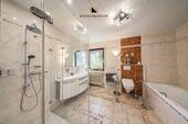 Tageslichtbad mit Dusche und Badewanne - 