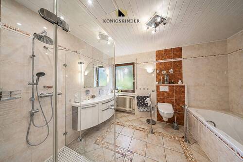 Tageslichtbad mit Dusche und Badewanne - 