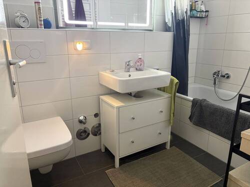 Bad mit Wanne - Etagenwohnung mit 103,00 m&sup2; in Köln zur Miete