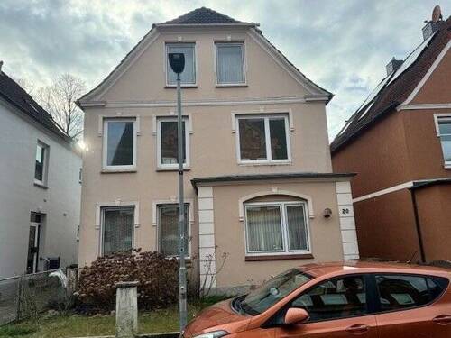 Objekt - Mehrfamilienhaus mit 3 Wohnungen, Garage und Garten in 23568 Lübeck-Schlutup