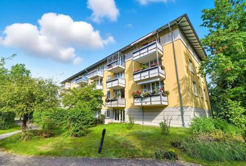 Hausansicht - Freie, helle 2-Zimmer-Wohnung! Aufzug! BLK! TG! EBK!